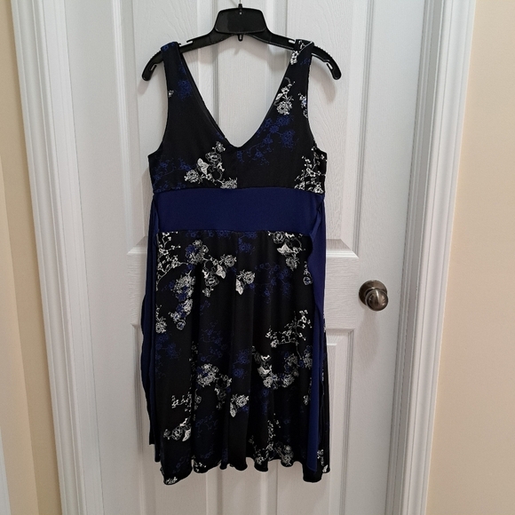 Jessica Floral Print Dress Black White Blue Tie Waist Tank Style V Neck Size 10 - Picture 11 of 14